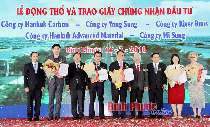 Phấn đấu đạt v&agrave; vượt tất cả chỉ ti&ecirc;u của nhiệm kỳ 2015-2020 (*)
