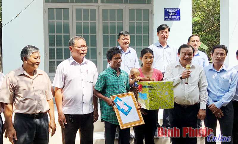 Bàn giao 2 căn nhà “Nghĩa tình Sông Bé yêu thương”