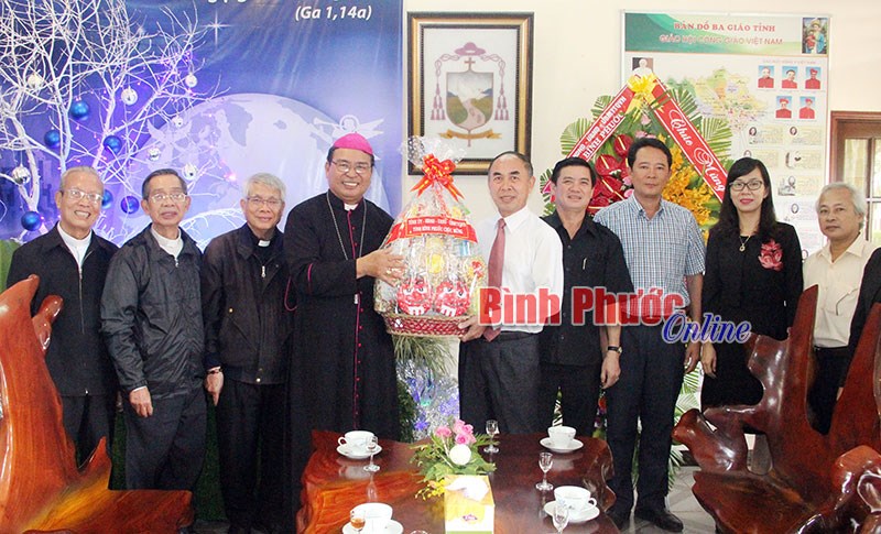 L&atilde;nh đạo tỉnh ch&uacute;c mừng T&ograve;a gi&aacute;m mục Ban M&ecirc; Thuột nh&acirc;n lễ Gi&aacute;ng sinh