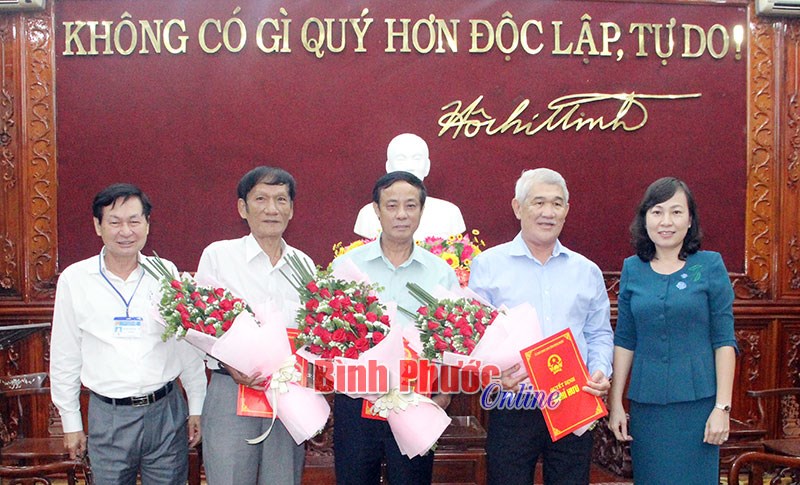 Trao quyết định nghỉ hưu cho 3 c&aacute;n bộ