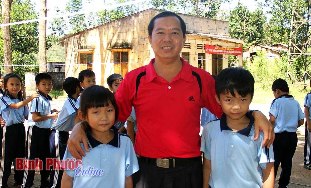 Thầy Tổng phụ trách Đội tận tâm với học sinh