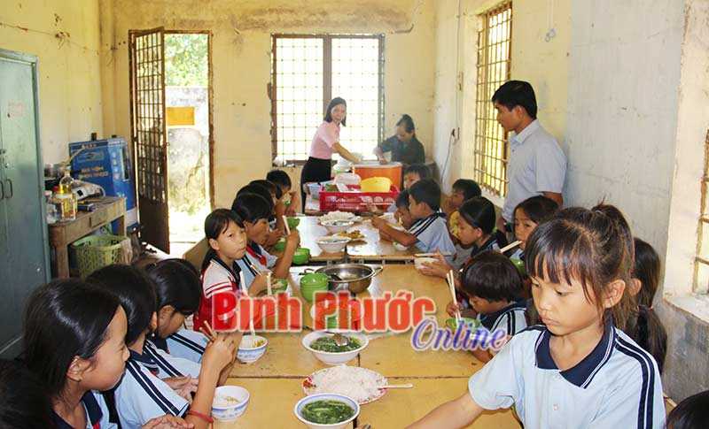 Người thầy nặng l&ograve;ng với học sinh ngh&egrave;o