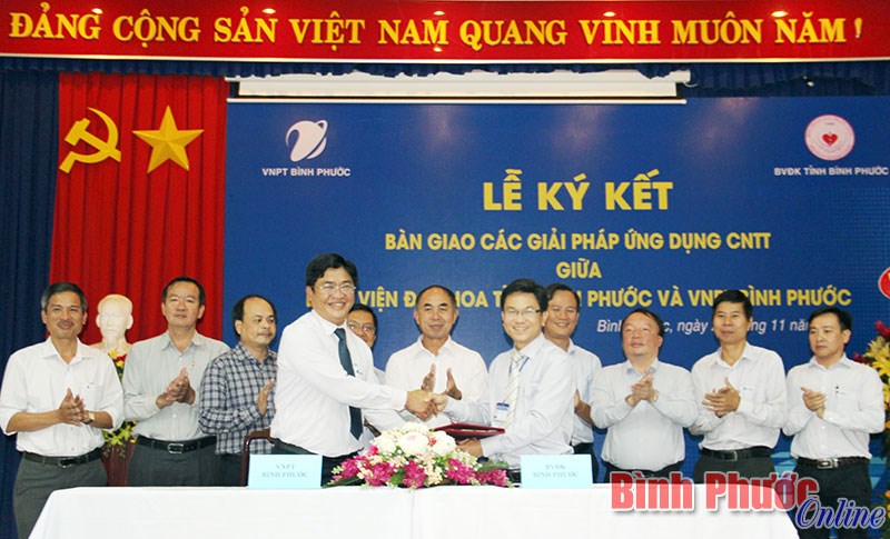 Bệnh viện đa khoa tỉnh v&agrave; VNPT B&igrave;nh Phước k&yacute; kết b&agrave;n giao ứng dụng CNTT