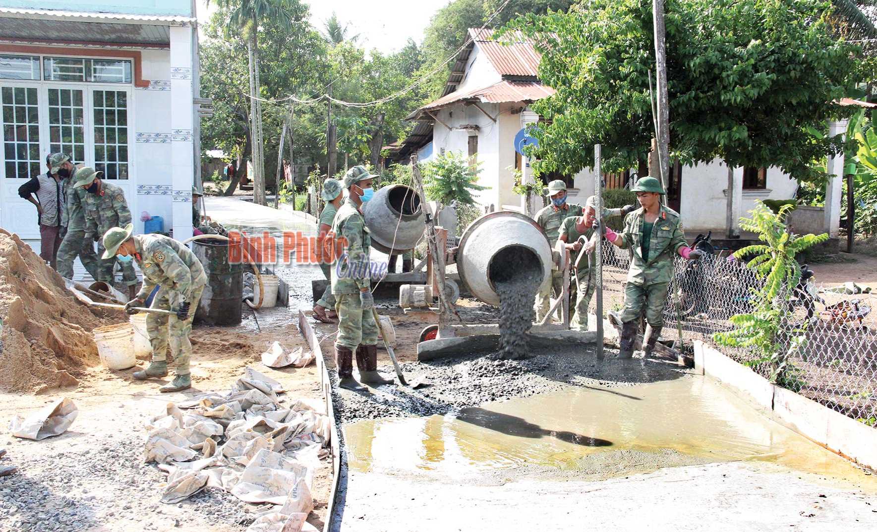 3 thôn DTTS khó khăn ở Lộc Khánh được hỗ trợ vật liệu để làm đường