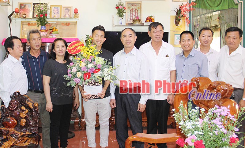 Lãnh đạo tỉnh thăm, tặng quà tuyển thủ quốc gia Nguyễn Phong Hồng Duy
