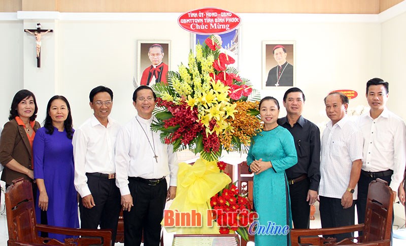 L&atilde;nh đạo tỉnh, th&agrave;nh phố Đồng Xo&agrave;i ch&uacute;c mừng Gi&aacute;ng sinh năm 2018