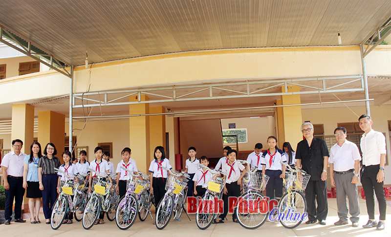 15 xe đạp và 130 áo ấm tặng học sinh nghèo xã Đồng Tiến