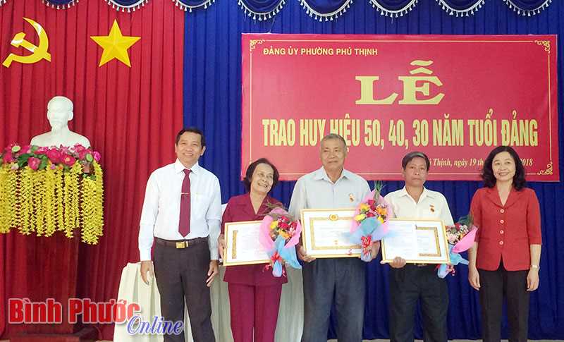 3 đảng vi&ecirc;n được trao Huy hiệu 50, 40, 30 năm tuổi Đảng