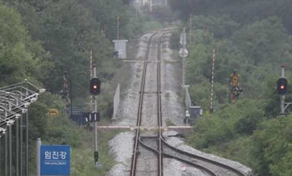 Hàng hóa phục vụ tuyến đường sắt liên Triều có thể được miễn cấm vận