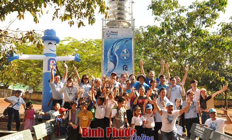Trường tiểu học Trịnh Hoài Đức được tặng máy lọc nước sạch
