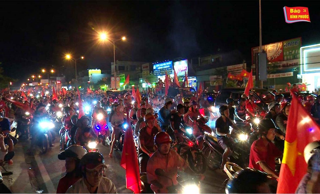 [Video] Hàng ngàn CĐV bóng đá Bình Phước xuống đường mừng chiến thắng của đội tuyển Việt Nam