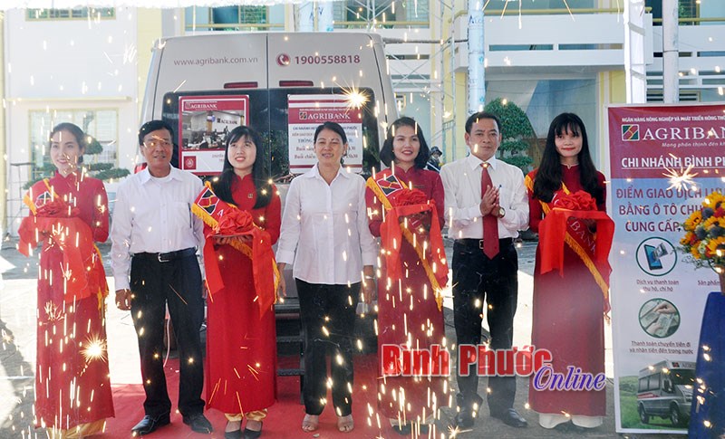 Agribank Bình Phước khai trương điểm giao dịch lưu động bằng ô tô