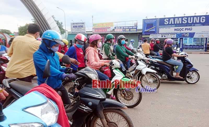 Nhộn nhịp quảng cáo “ngân hàng” cho vay tiền
