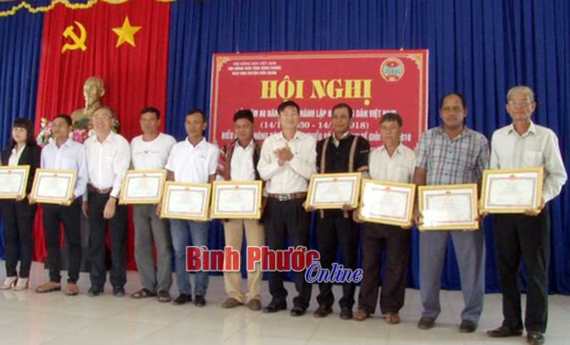 Hớn Quản biểu dương nông dân dân tộc thiểu số làm kinh tế giỏi