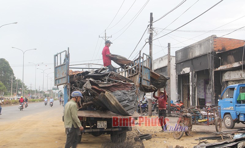 Vụ hỏa hoạn do lật xe bồn ở Minh Hưng: Người dân và lực lượng chức năng vẫn nỗ lực khắc phục hậu quả