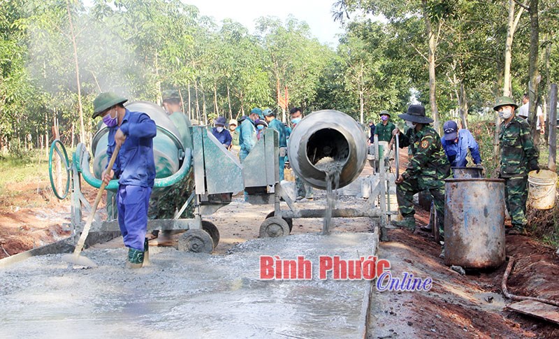 X&acirc;y dựng đường giao th&ocirc;ng NTM nh&igrave;n từ Lộc Tấn