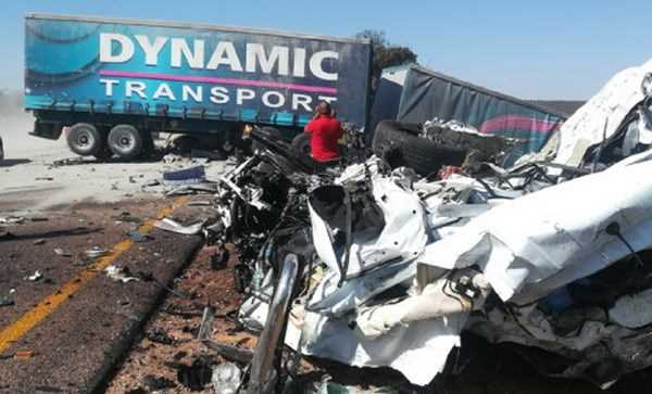 Xe tải mất lái gây tai nạn liên hoàn làm 27 người chết ở Nam Phi