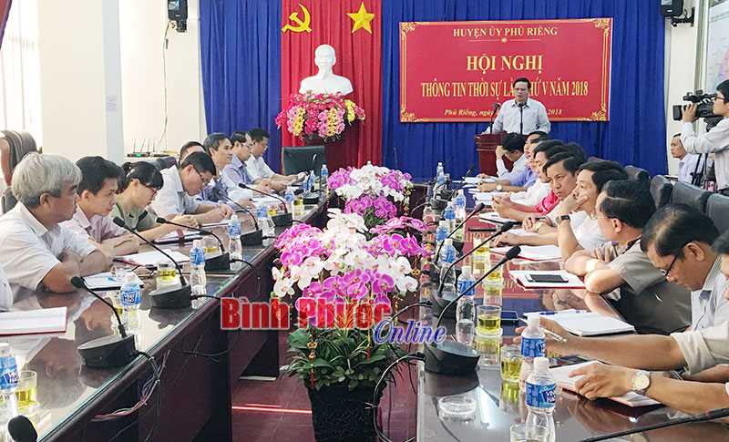 Ph&uacute; Riềng th&ocirc;ng tin đến c&aacute;n bộ, nh&acirc;n d&acirc;n về những dự &aacute;n quan trọng tr&ecirc;n địa b&agrave;n