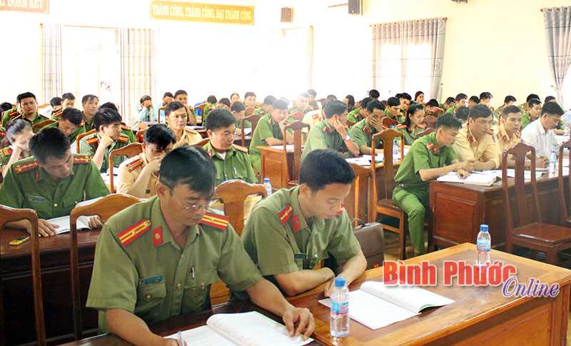 Ph&uacute; Riềng tập huấn nghiệp vụ xử l&yacute; vi phạm h&agrave;nh ch&iacute;nh