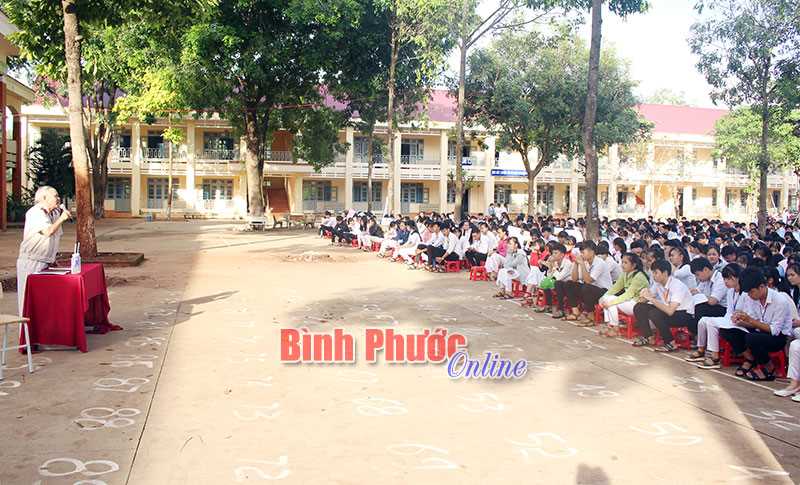 950 học sinh nghe nói chuyện về truyền thống cách mạng