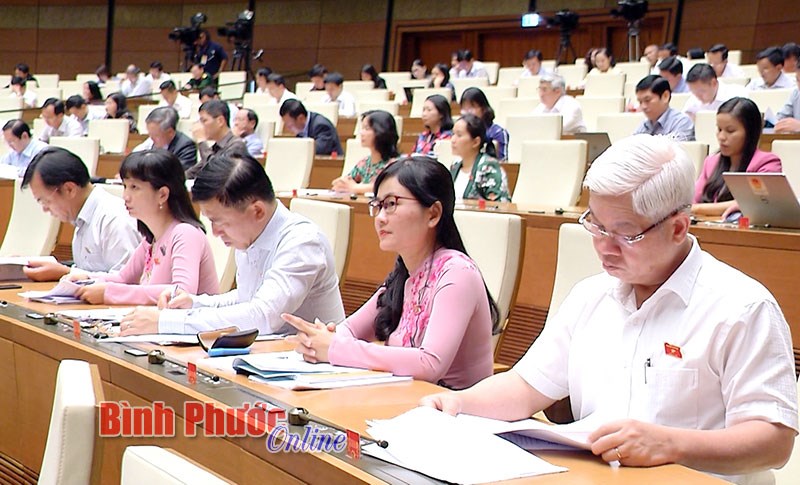 Tuần l&agrave;m việc thứ 4, Đo&agrave;n ĐBQH B&igrave;nh Phước đ&oacute;ng g&oacute;p &yacute; kiến v&agrave;o 5 dự &aacute;n luật