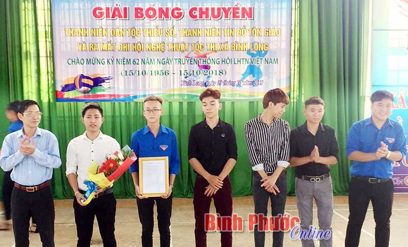 Ra mắt Chi hội nghệ thuật tóc Bình Long