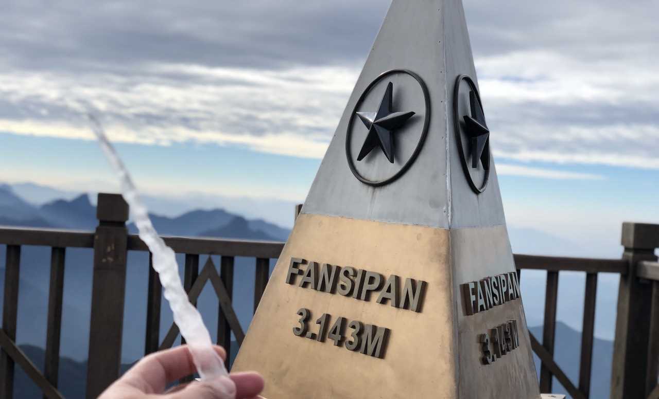 Đỉnh Fansipan bất ngờ xuất hiện băng giá những ngày cuối thu