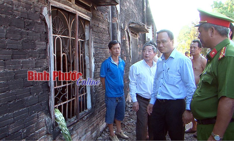 Ủy ban an to&agrave;n giao th&ocirc;ng quốc gia thăm, hỗ trợ nạn nh&acirc;n bị tai nạn ở Minh Hưng