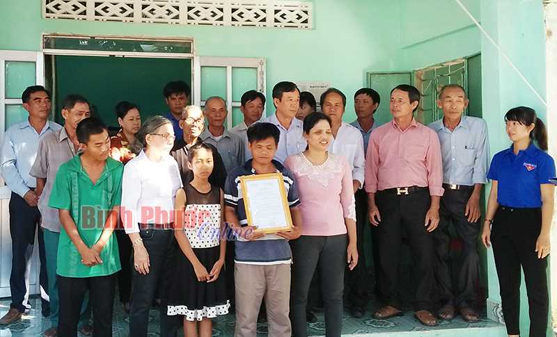 Tặng nhà 70 triệu đồng cho gia đình người khiếm thị