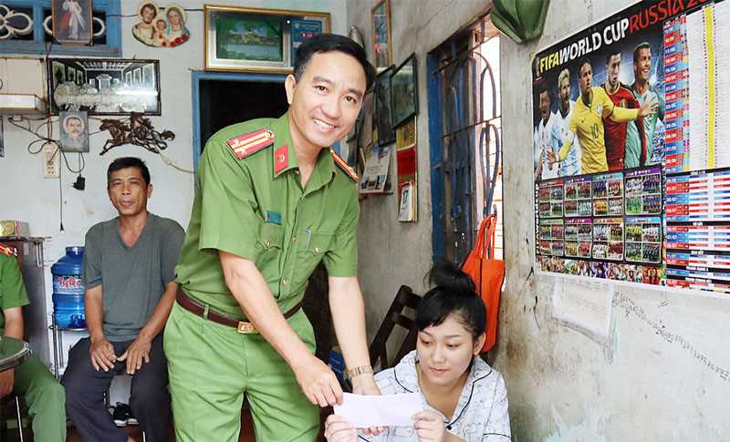 Thăm, tặng quà gia đình có người bị thương tích tai nạn giao thông