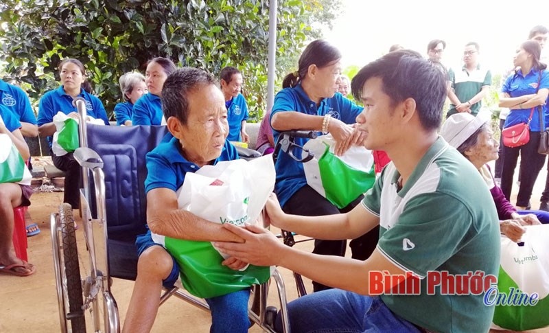 62 phần quà tặng người yếu thế