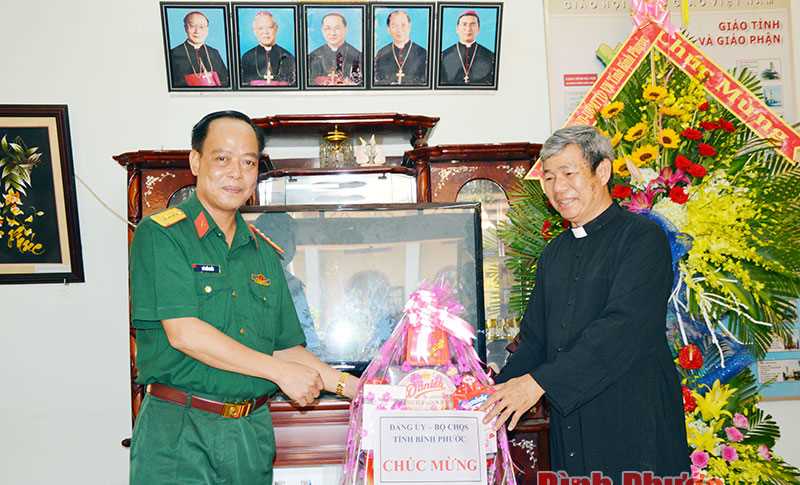 Bộ CHQS tỉnh thăm, tặng qu&agrave; c&aacute;c gi&aacute;o xứ