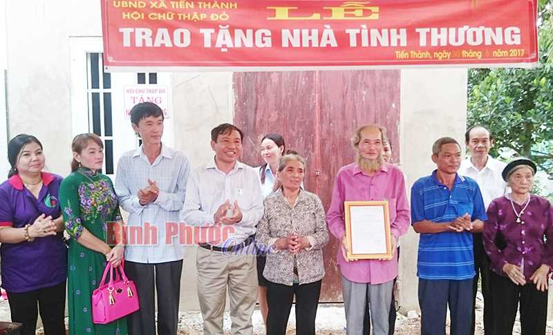 Tiến Thành vận động xây tặng 12 căn nhà chữ thập đỏ