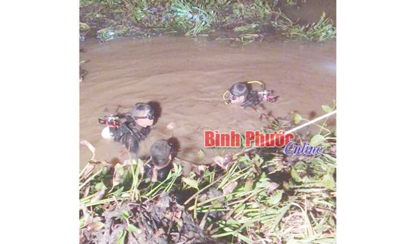 Tìm kiếm một thanh niên nghi mất tích dưới hồ