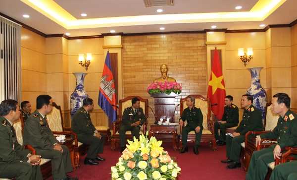 Qu&acirc;n đội Việt Nam-Campuchia chia sẻ kinh nghiệm bảo vệ ph&aacute;p luật