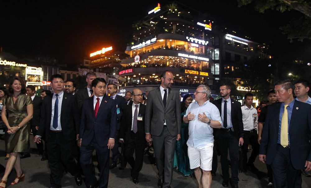 H&igrave;nh ảnh Thủ tướng Ph&aacute;p thăm Văn Miếu-Quốc Tử gi&aacute;m v&agrave; Hồ Gươm