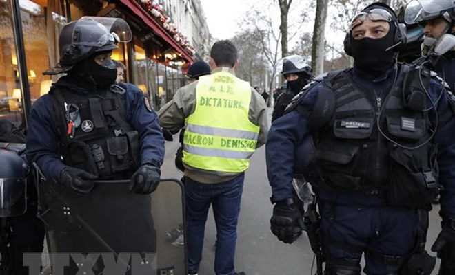 Nhiều nước châu Âu khuyến cáo công dân không đến Pháp ngày cuối tuần