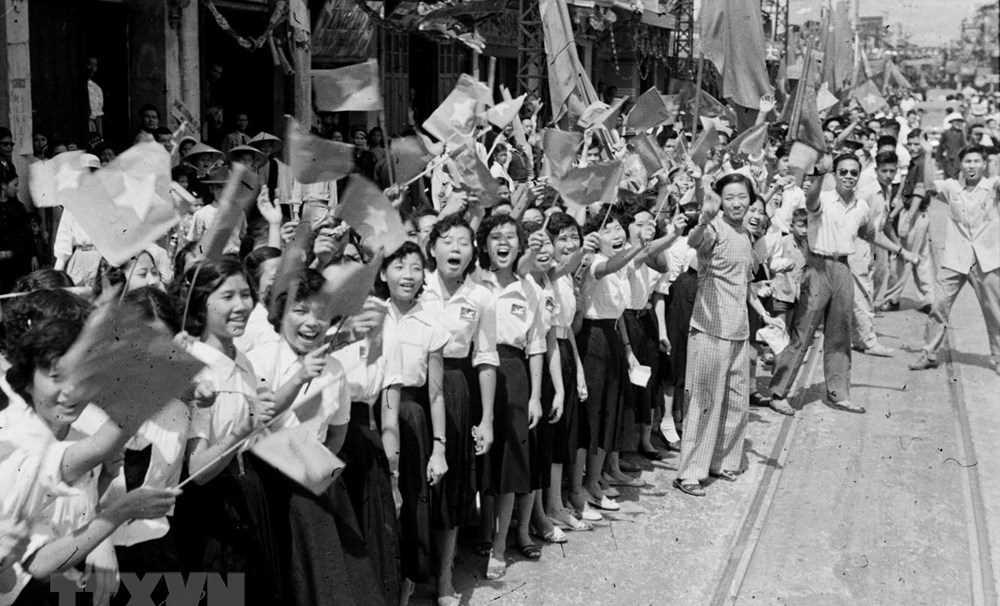 [Photo] Đ&oacute;n mừng đo&agrave;n qu&acirc;n chiến thắng trong ng&agrave;y Giải ph&oacute;ng Thủ đ&ocirc;