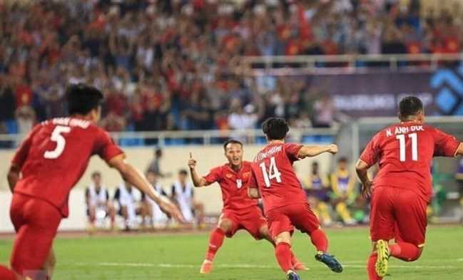 AFF Suzuki Cup 2018: Mưa cực lớn, tuyển Việt Nam phải lùi giờ tập