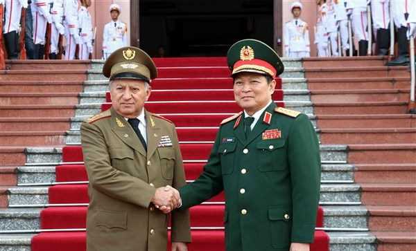 Bộ trưởng Bộ c&aacute;c Lực lượng vũ trang c&aacute;ch mạng Cuba thăm Việt Nam