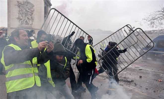 Cảnh sát dùng hơi cay giải tán người biểu tình 'Áo vàng' tại Paris