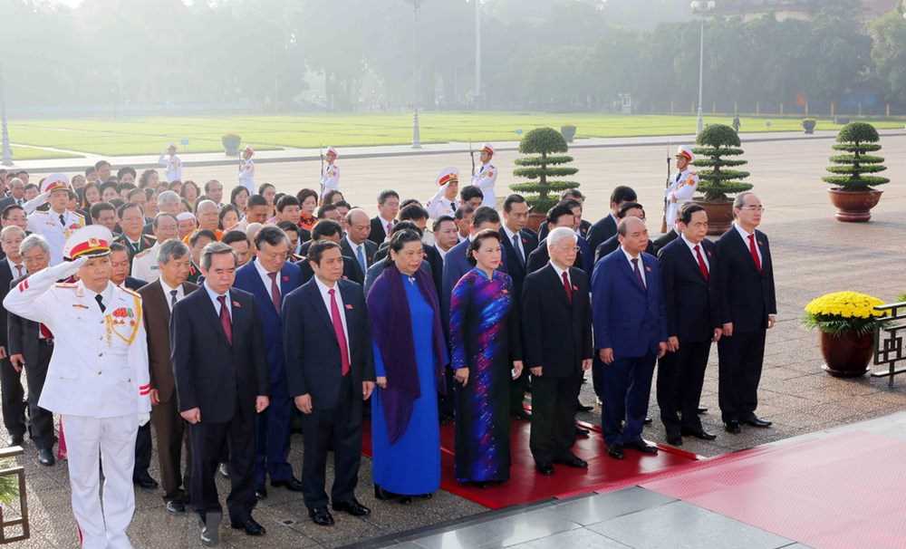 C&aacute;c đại biểu Quốc hội v&agrave;o Lăng viếng Chủ tịch Hồ Ch&iacute; Minh