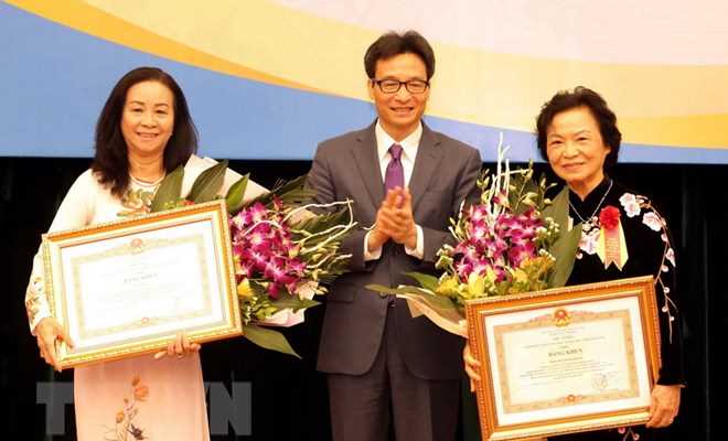 Biểu dương c&aacute;c điển h&igrave;nh ti&ecirc;u biểu trong c&ocirc;ng t&aacute;c bảo vệ quyền trẻ em