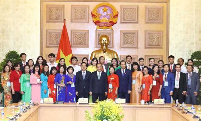 Thủ tướng gặp gỡ c&aacute;c nh&agrave; gi&aacute;o, c&aacute;n bộ quản l&yacute; gi&aacute;o dục ti&ecirc;u biểu