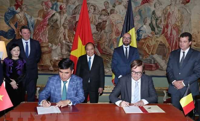 Thủ tướng Nguyễn Xu&acirc;n Ph&uacute;c v&agrave; Thủ tướng Bỉ tham dự họp b&aacute;o chung