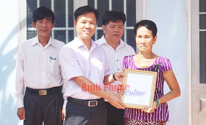 Trao nhà “Màu hoa đỏ” cho thân nhân liệt sĩ ở Phú Riềng