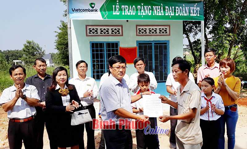 Hộ nghèo phường Tân Xuân nhận nhà đại đoàn kết