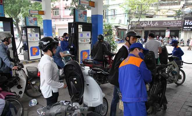 Giá xăng E5 RON92 giảm 224 đồng mỗi lít, từ 15 giờ ngày 22/10