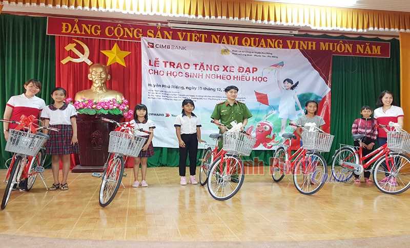 Trao 45 xe đạp và 105 phần quà cho học sinh nghèo ở Phú Riềng