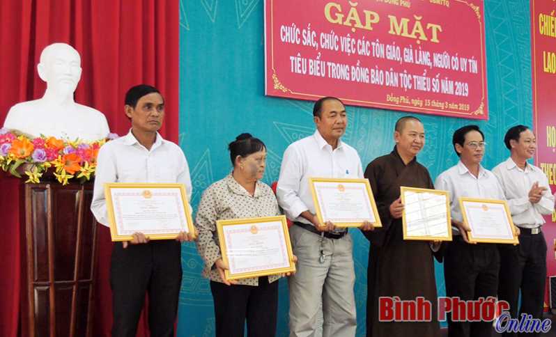 Đồng Ph&uacute; họp mặt chức sắc, chức việc, gi&agrave; l&agrave;ng, người c&oacute; uy t&iacute;n